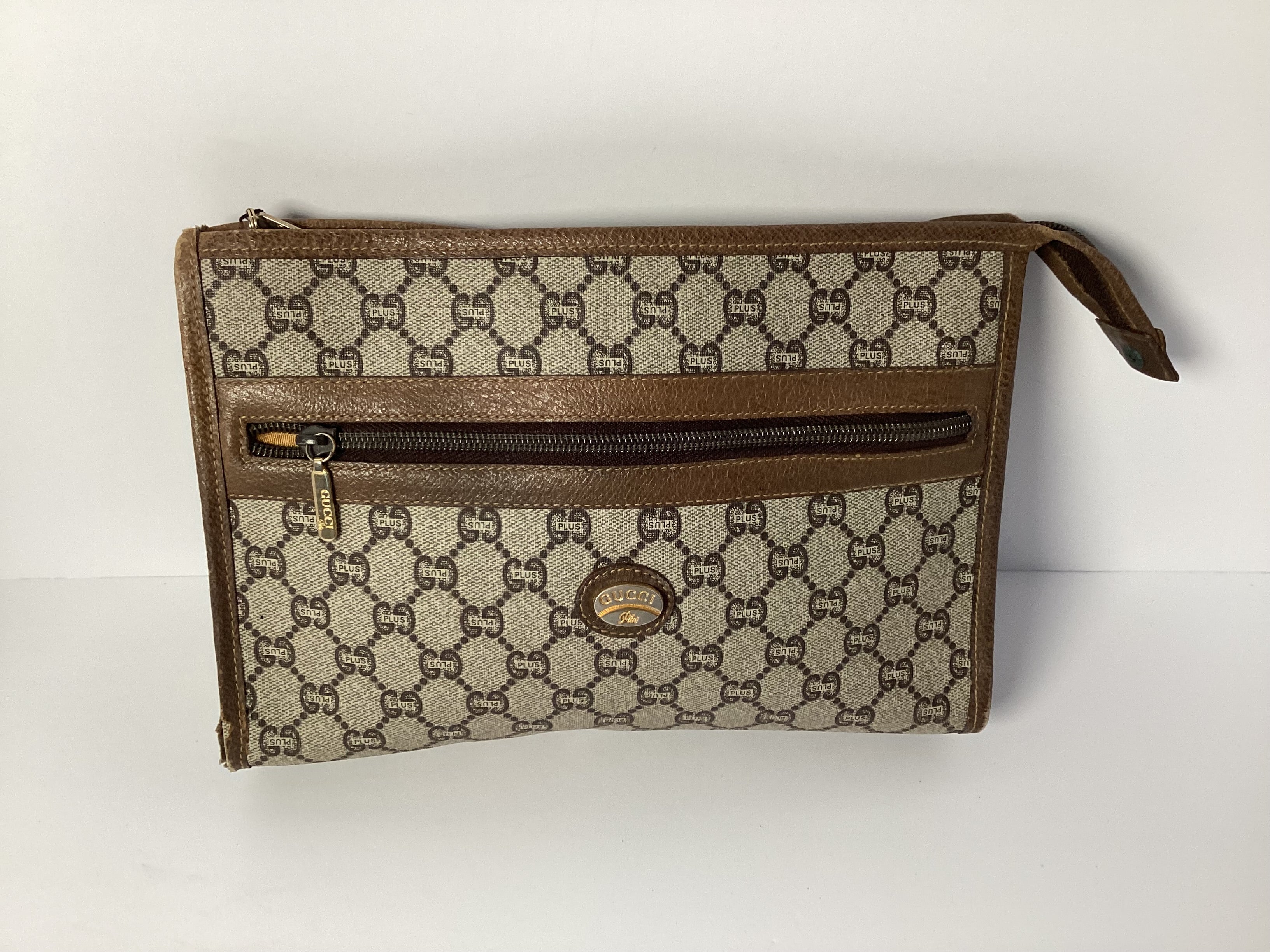 GUCCI GG PLUS CLUTCH W/ZIPPER FRONT POCKET
