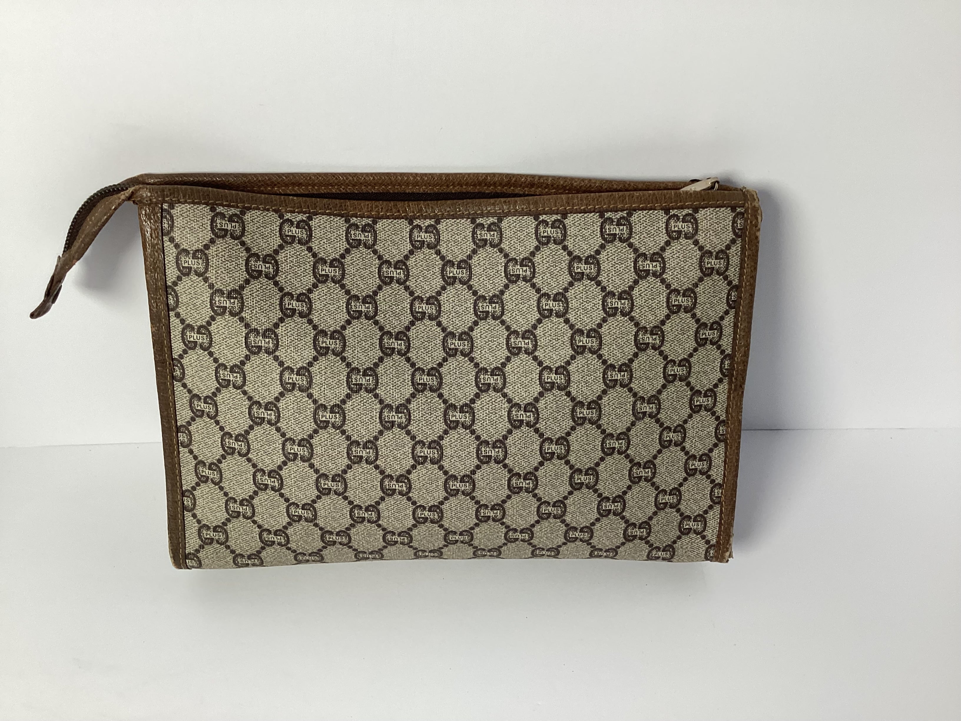 GUCCI GG PLUS CLUTCH W/ZIPPER FRONT POCKET